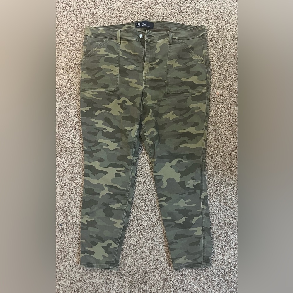 PRICE DROP!!! NWOT Gap high rise Camo legging jeans with zipper and button.